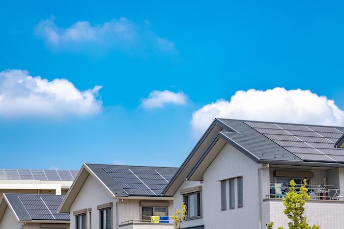 太陽光発電をする住宅街